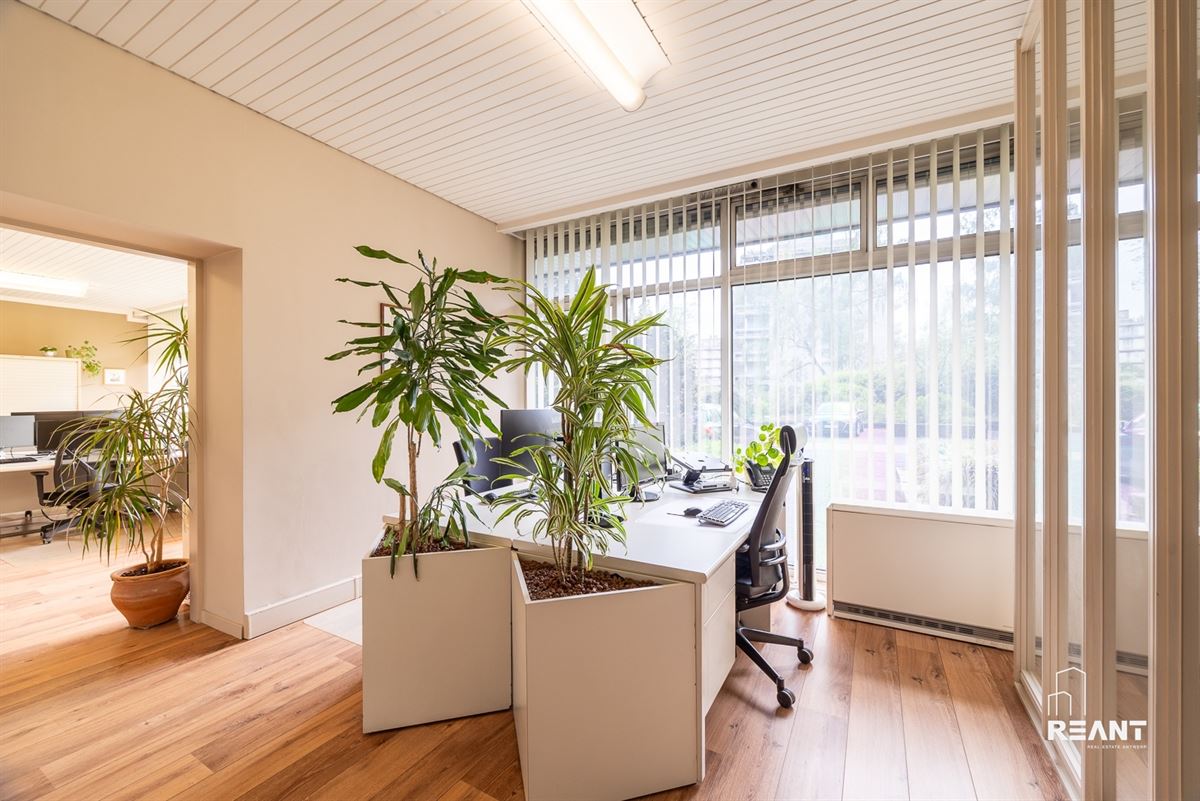Gelijkvloers kantoor van ca. 220 m² met 8 privatieve buitenstaanplaatsen.