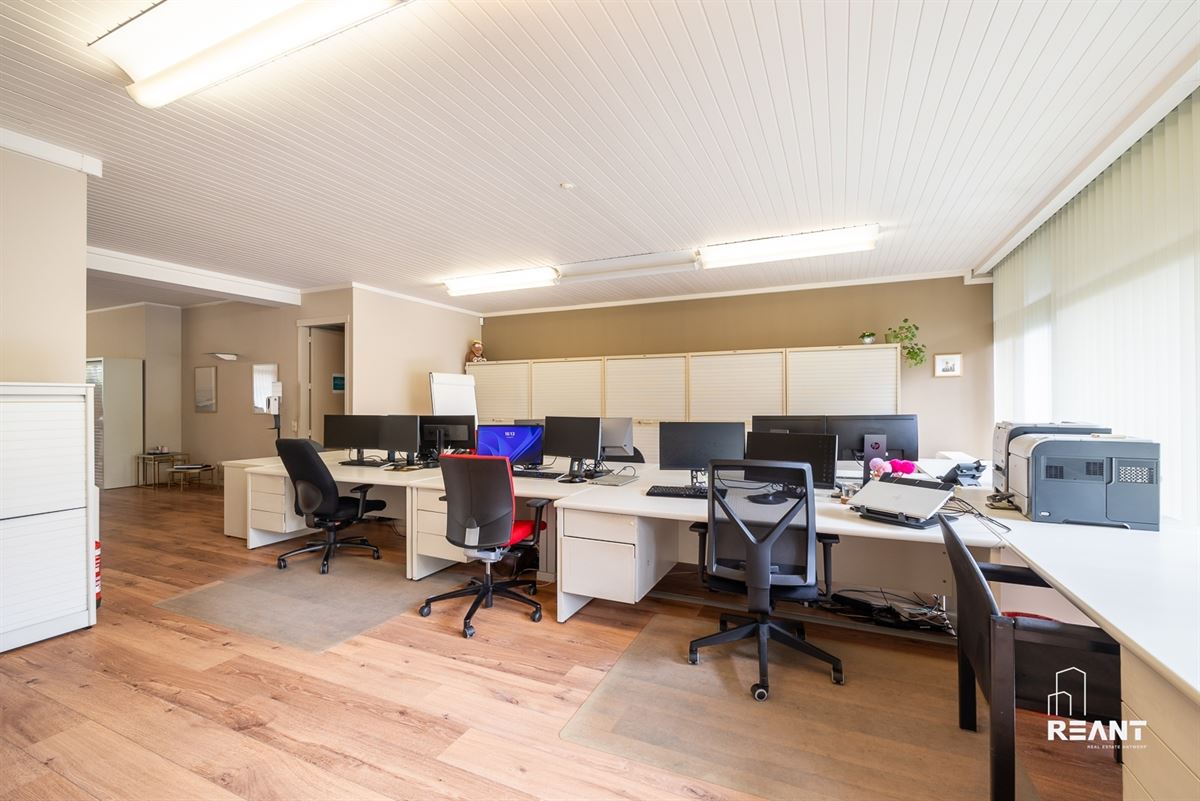 Gelijkvloers kantoor van ca. 220 m² met 8 privatieve buitenstaanplaatsen.