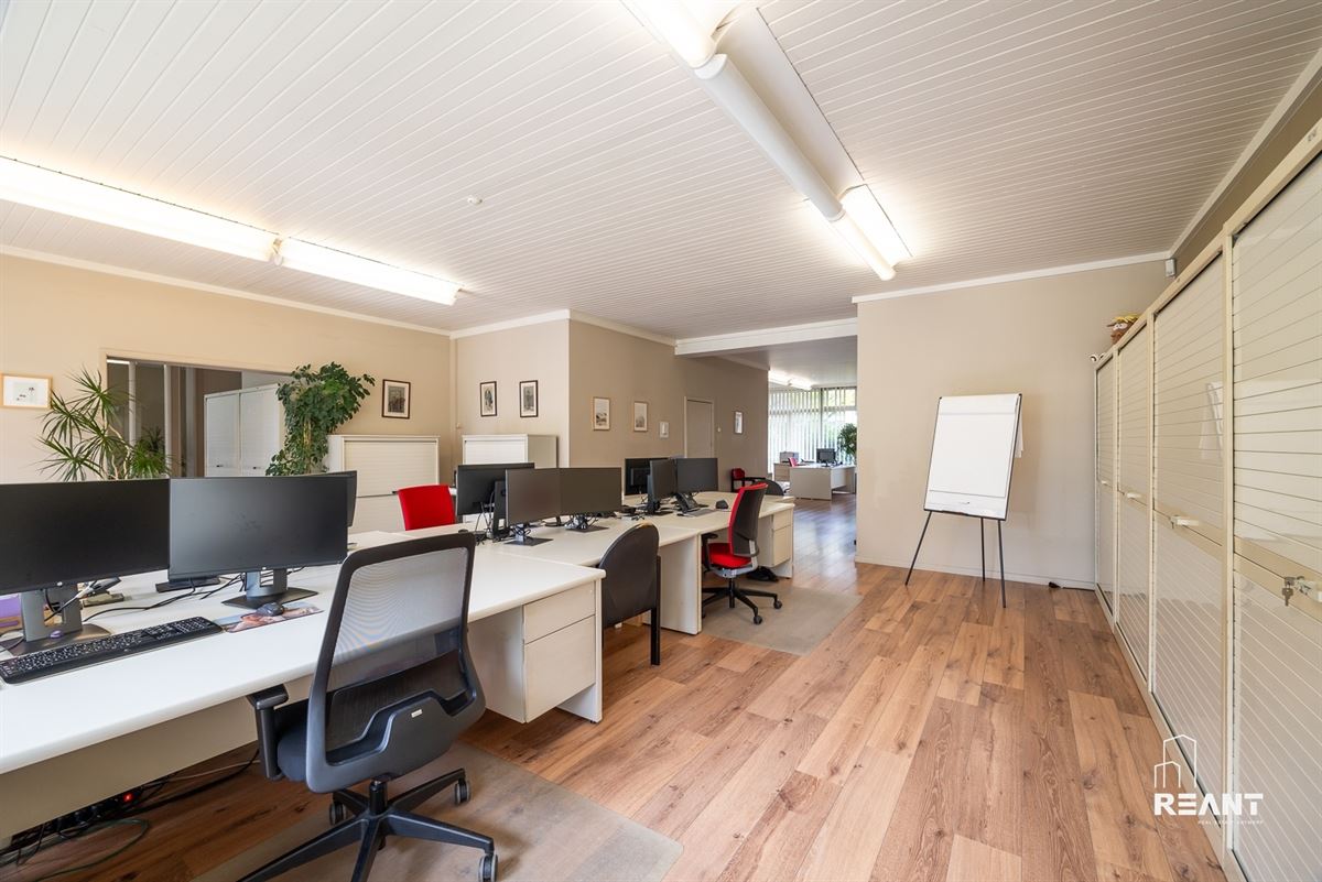 Gelijkvloers kantoor van ca. 220 m² met 8 privatieve buitenstaanplaatsen.