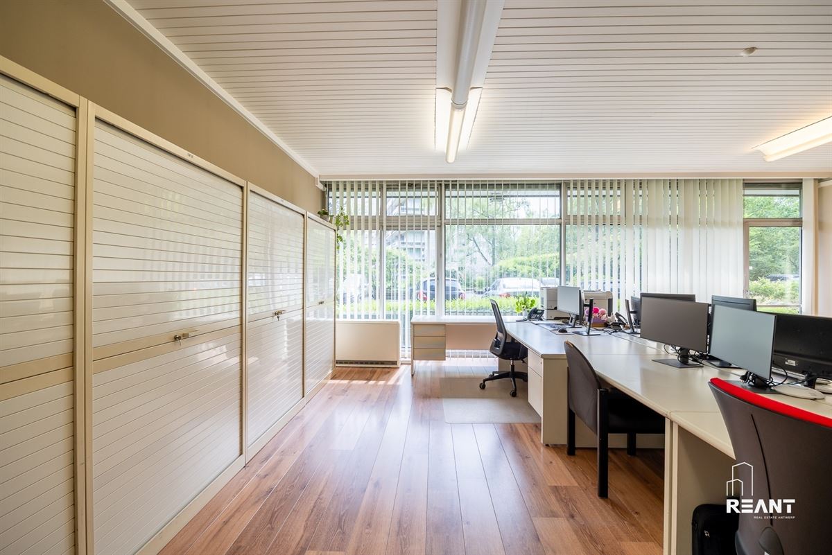 Gelijkvloers kantoor van ca. 220 m² met 8 privatieve buitenstaanplaatsen.