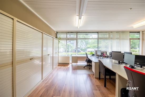 Gelijkvloers kantoor van ca. 220 m² met 8 privatieve buitenstaanplaatsen.
