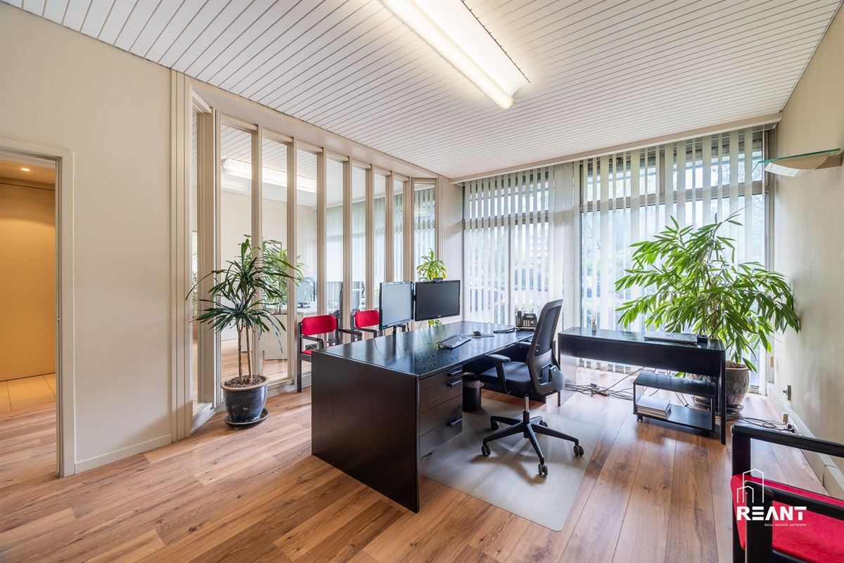 Gelijkvloers kantoor van ca. 220 m² met 8 privatieve buitenstaanplaatsen.