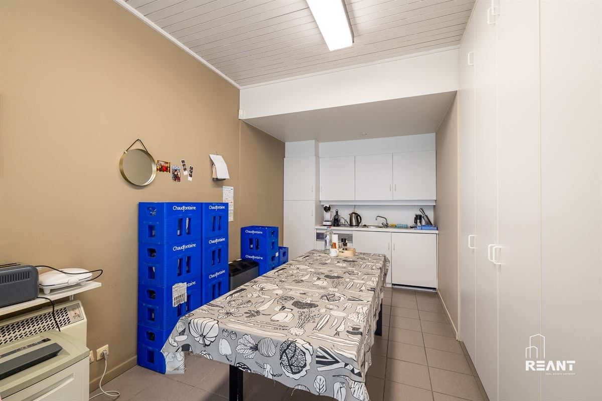Gelijkvloers kantoor van ca. 220 m² met 8 privatieve buitenstaanplaatsen.