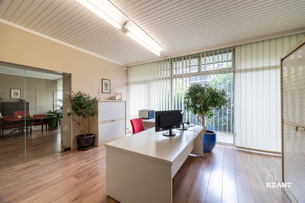 Gelijkvloers kantoor van ca. 220 m² met 8 privatieve buitenstaanplaatsen.