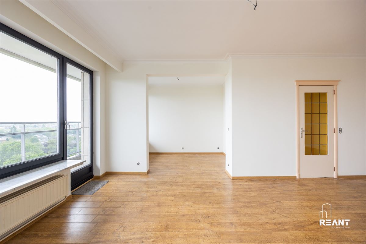 Ruim appartement op de 12de verdieping met terras.