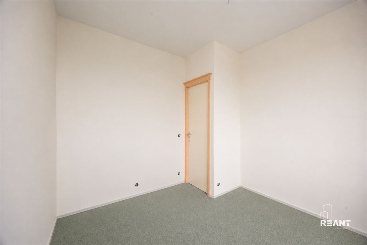 Ruim appartement op de 12de verdieping met terras.