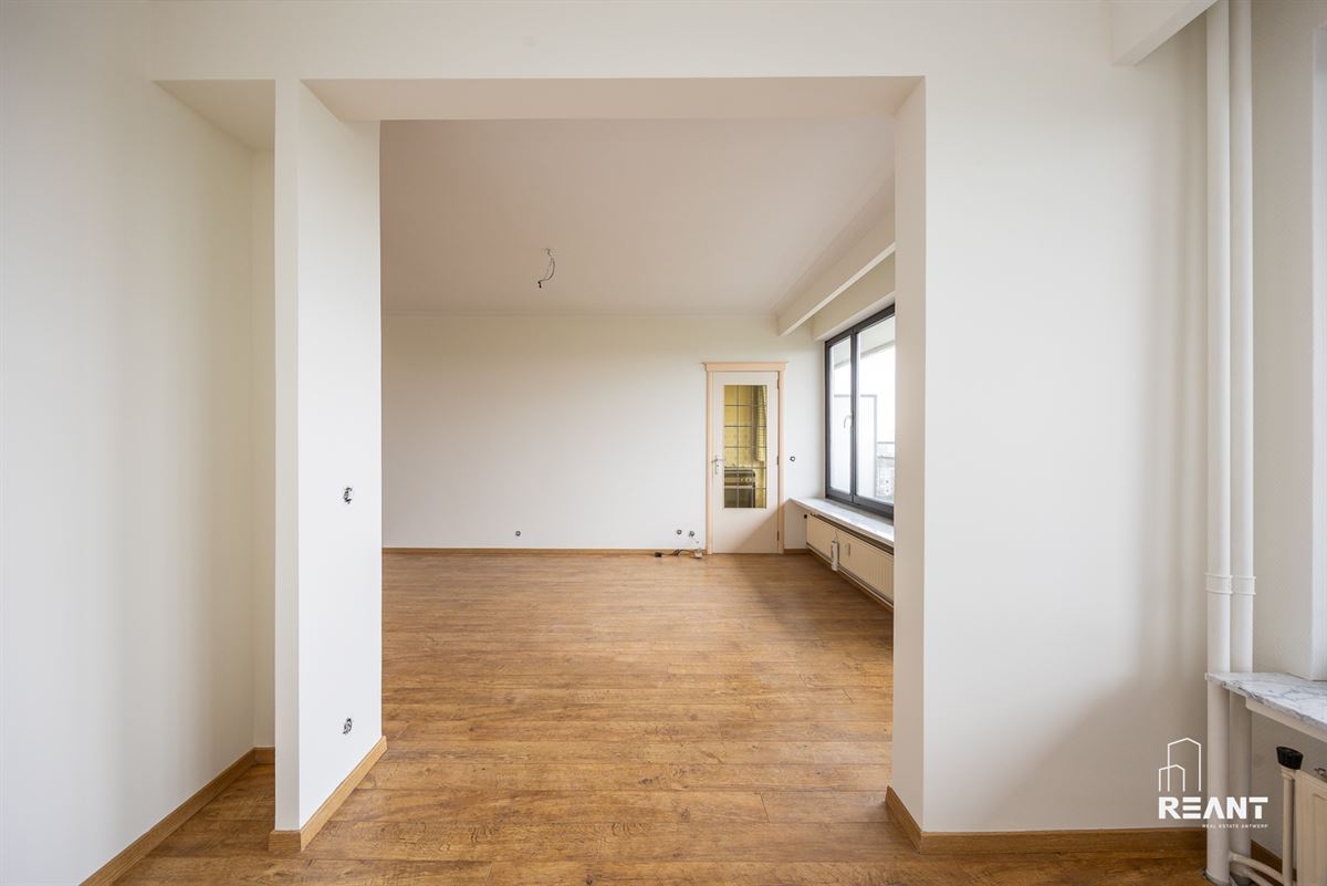 Ruim appartement op de 12de verdieping met terras.