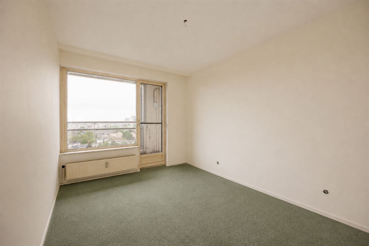 Ruim appartement op de 12de verdieping met terras.