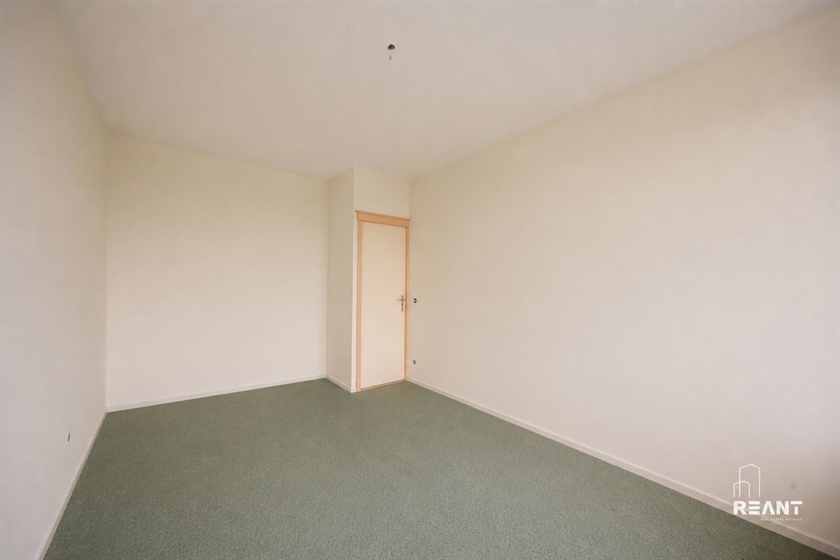 Ruim appartement op de 12de verdieping met terras.