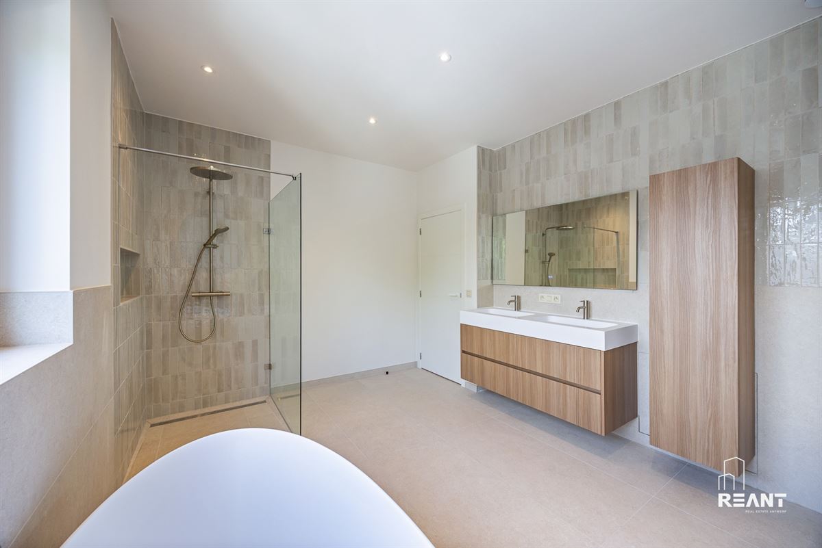Uitzonderlijke hernieuwbouwwoning in het geliefde Molenveld.