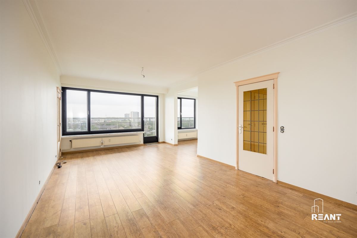 Ruim appartement op de 12de verdieping met terras.