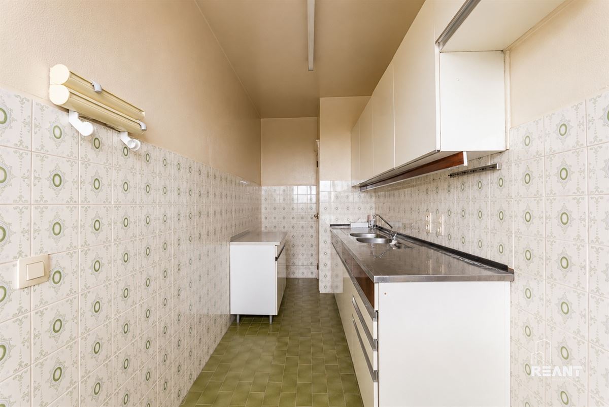 Ruim appartement op de 12de verdieping met terras.