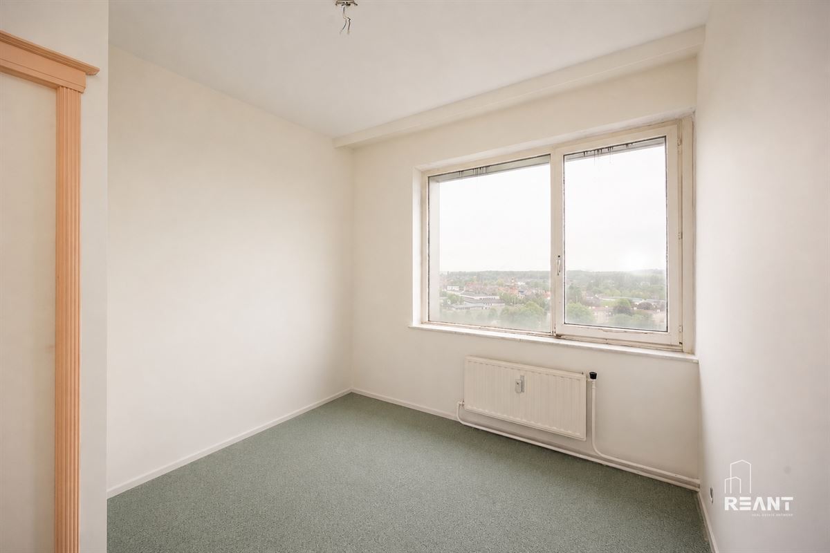 Ruim appartement op de 12de verdieping met terras.
