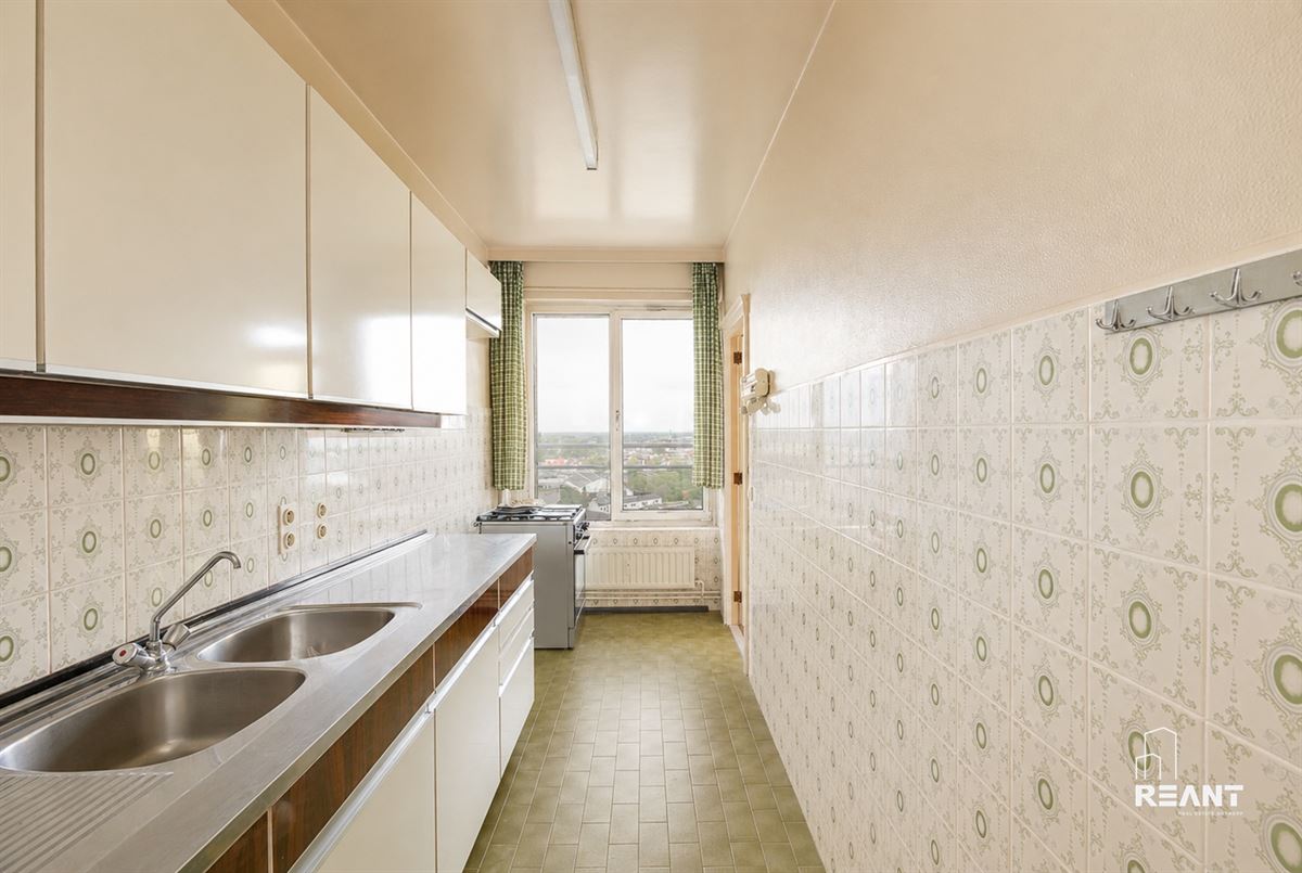 Ruim appartement op de 12de verdieping met terras.