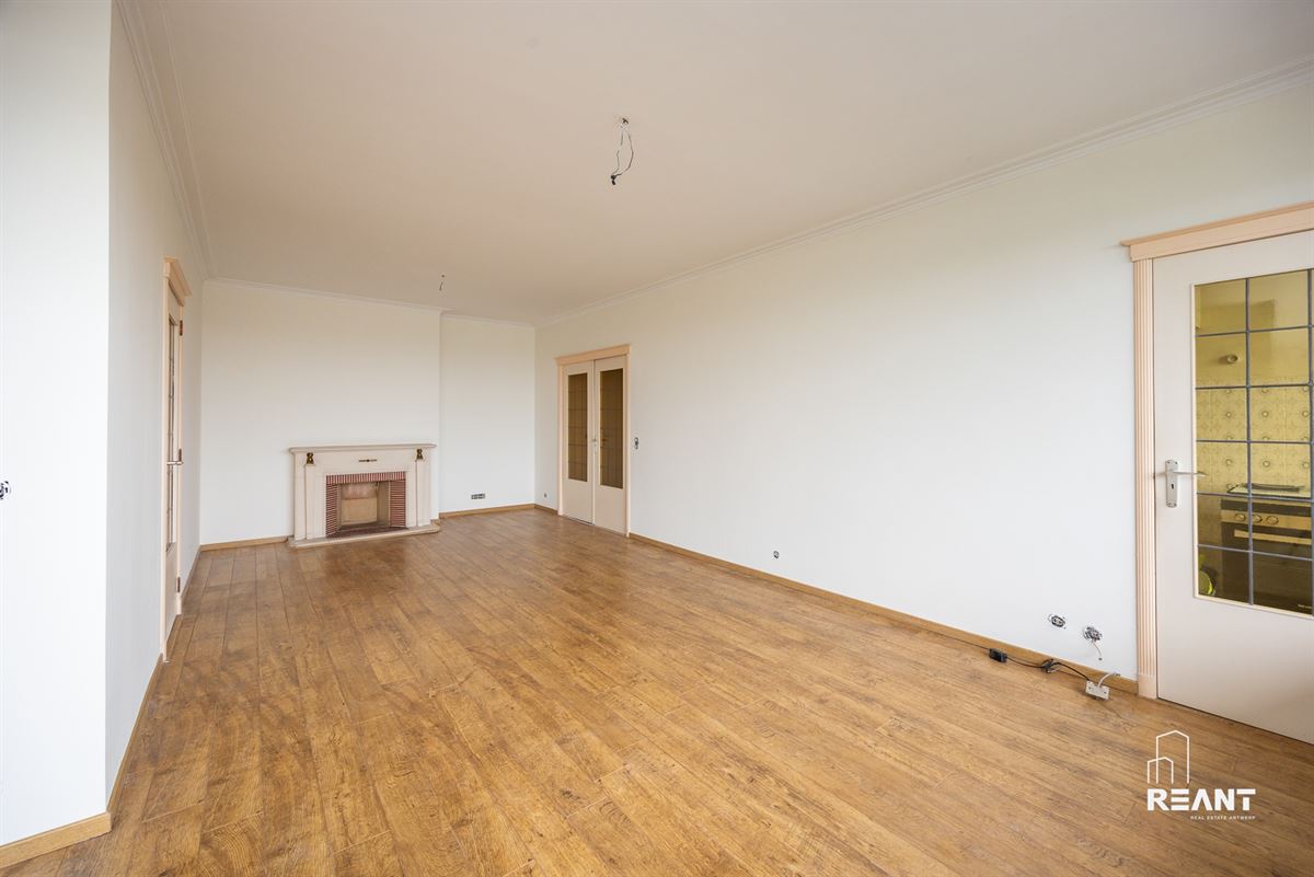 Ruim appartement op de 12de verdieping met terras.