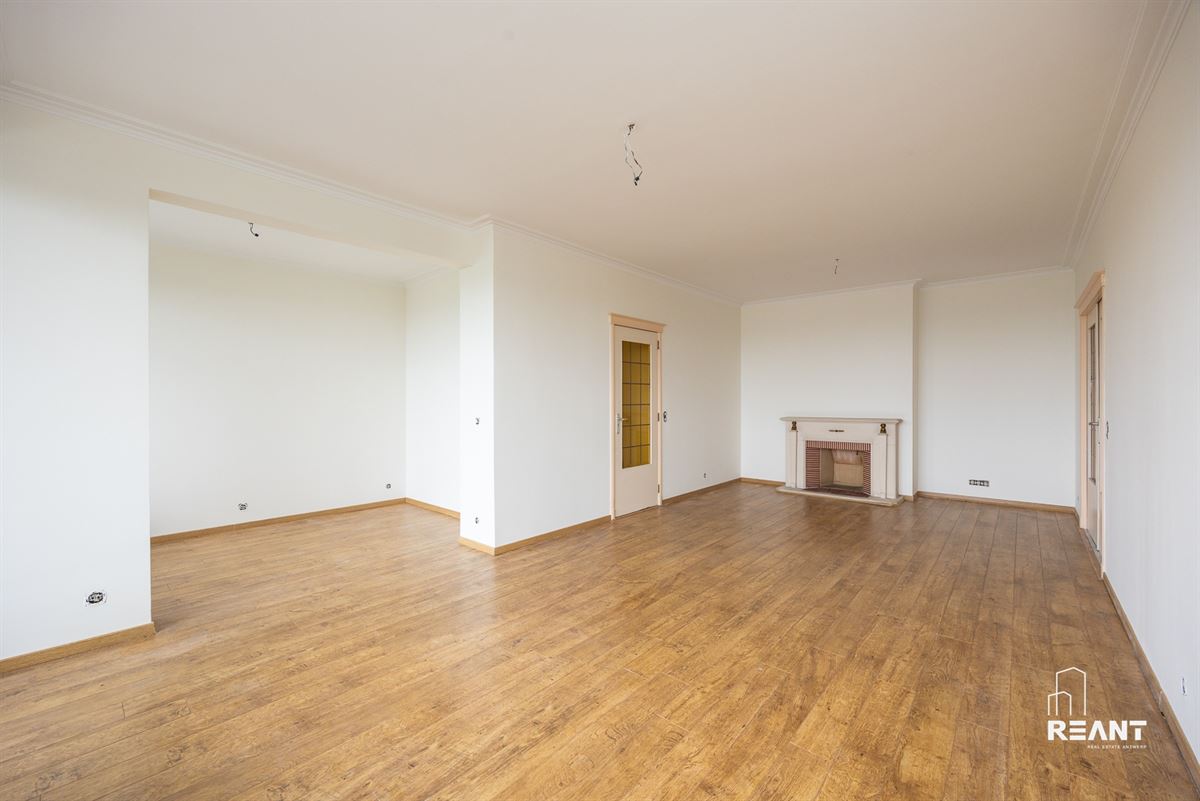 Ruim appartement op de 12de verdieping met terras.