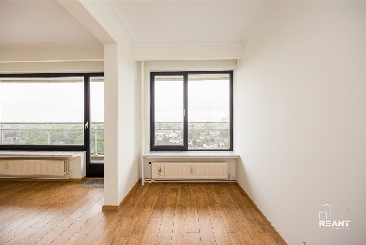Ruim appartement op de 12de verdieping met terras.