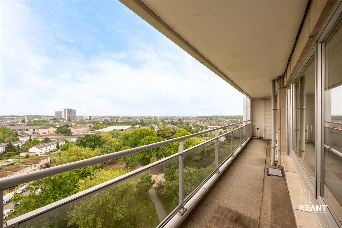 Ruim appartement op de 12de verdieping met terras.