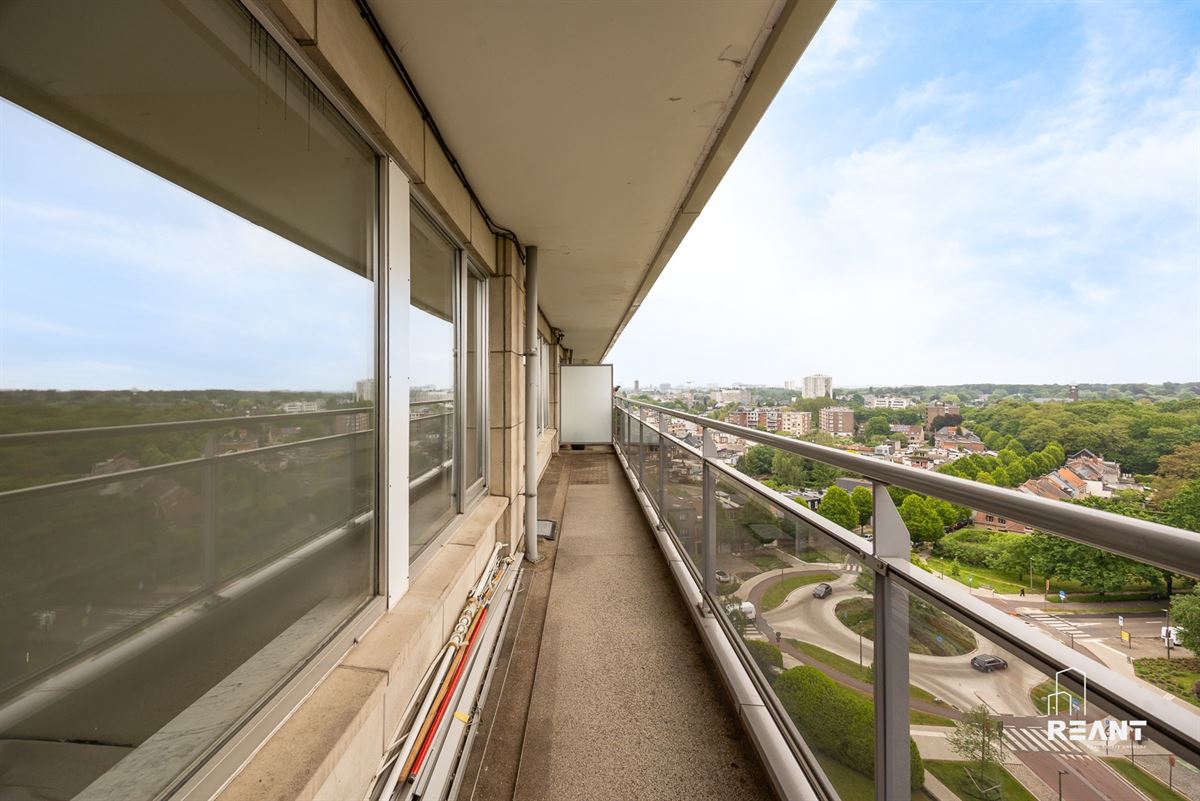 Ruim appartement op de 12de verdieping met terras.