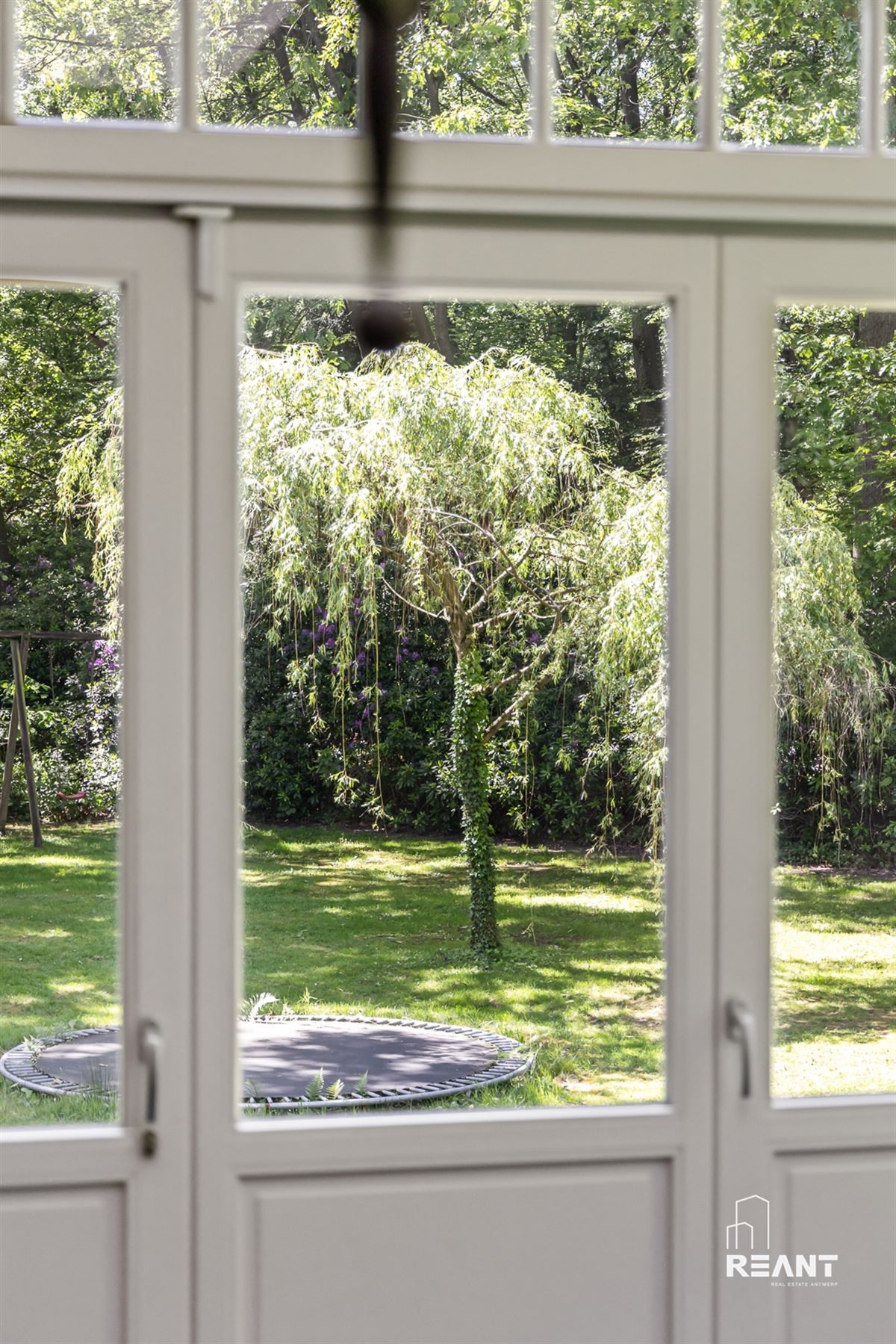 Gerenoveerde officierswoning op perceel van 3.000 m²