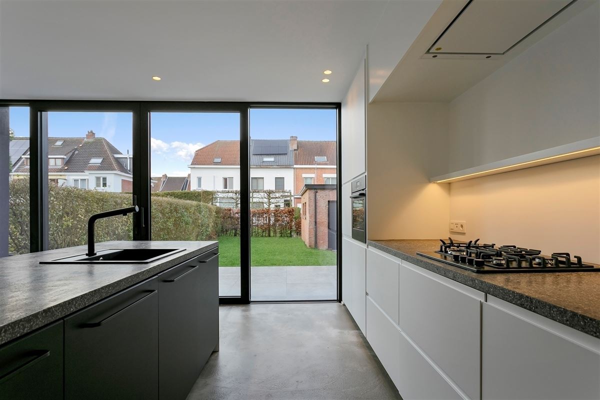 Zeer mooie halfopen bebouwing met garage