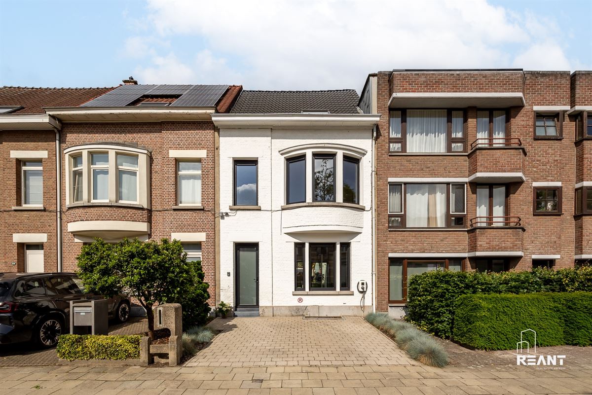 Gezinswoning met 4 Slaapkamers, Oprit en Zonnige Tuin
