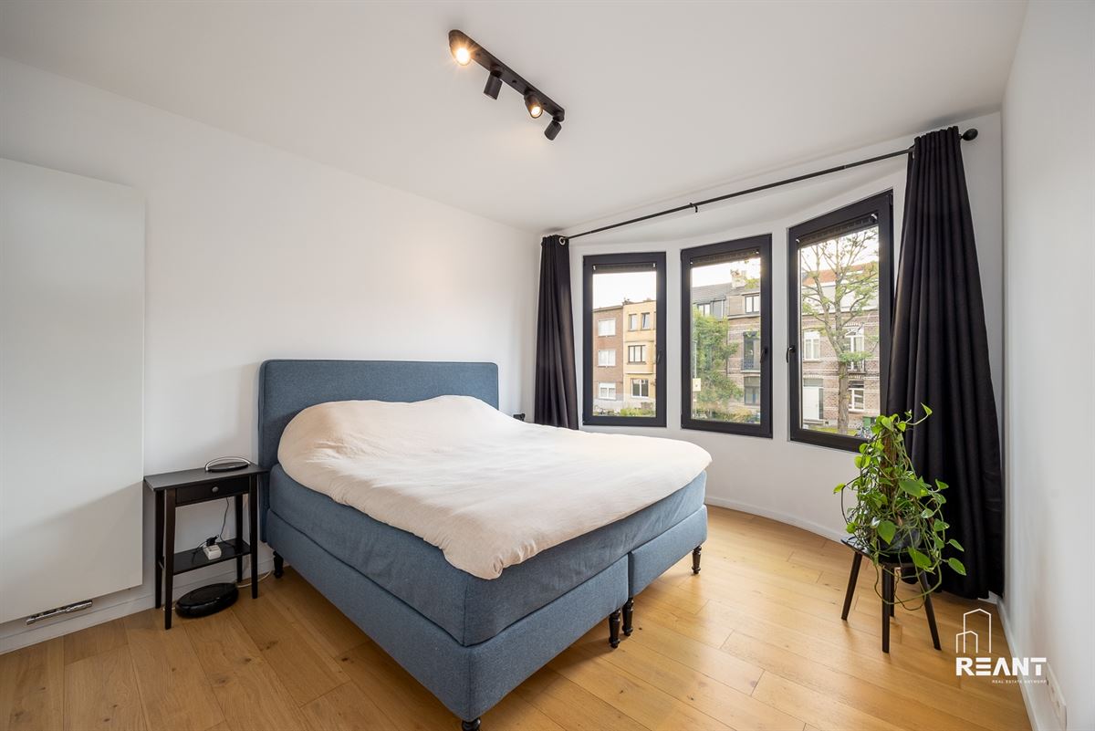 Gezinswoning met 4 Slaapkamers, Oprit en Zonnige Tuin