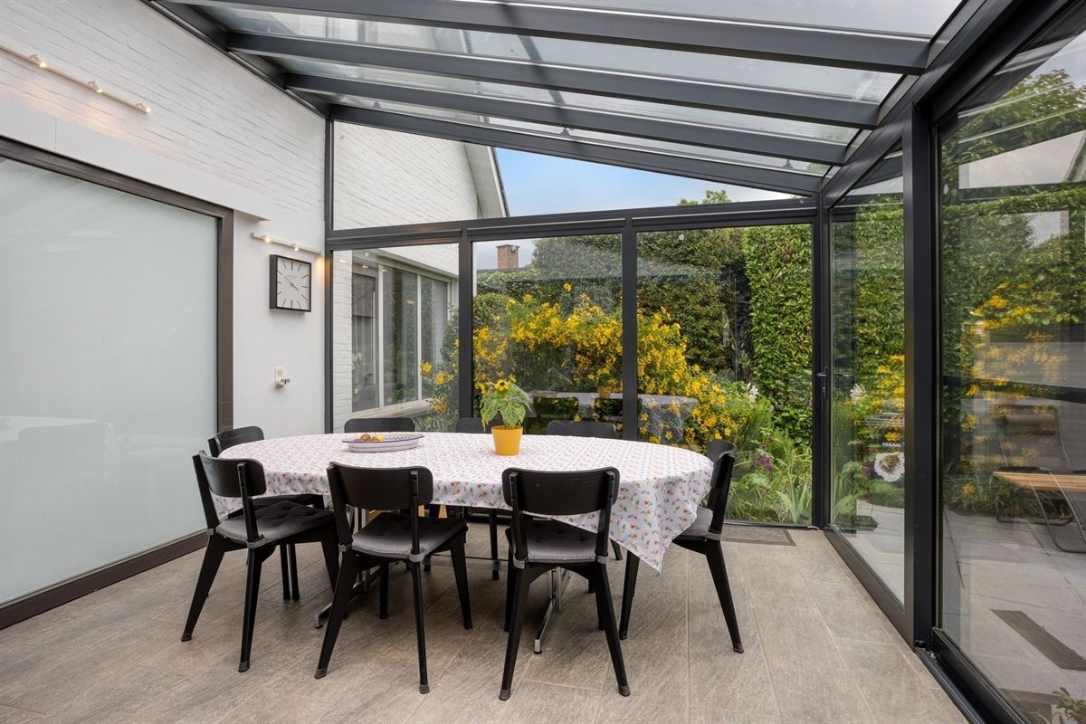 Villa op gegeerde ligging met zuidgericht perceel