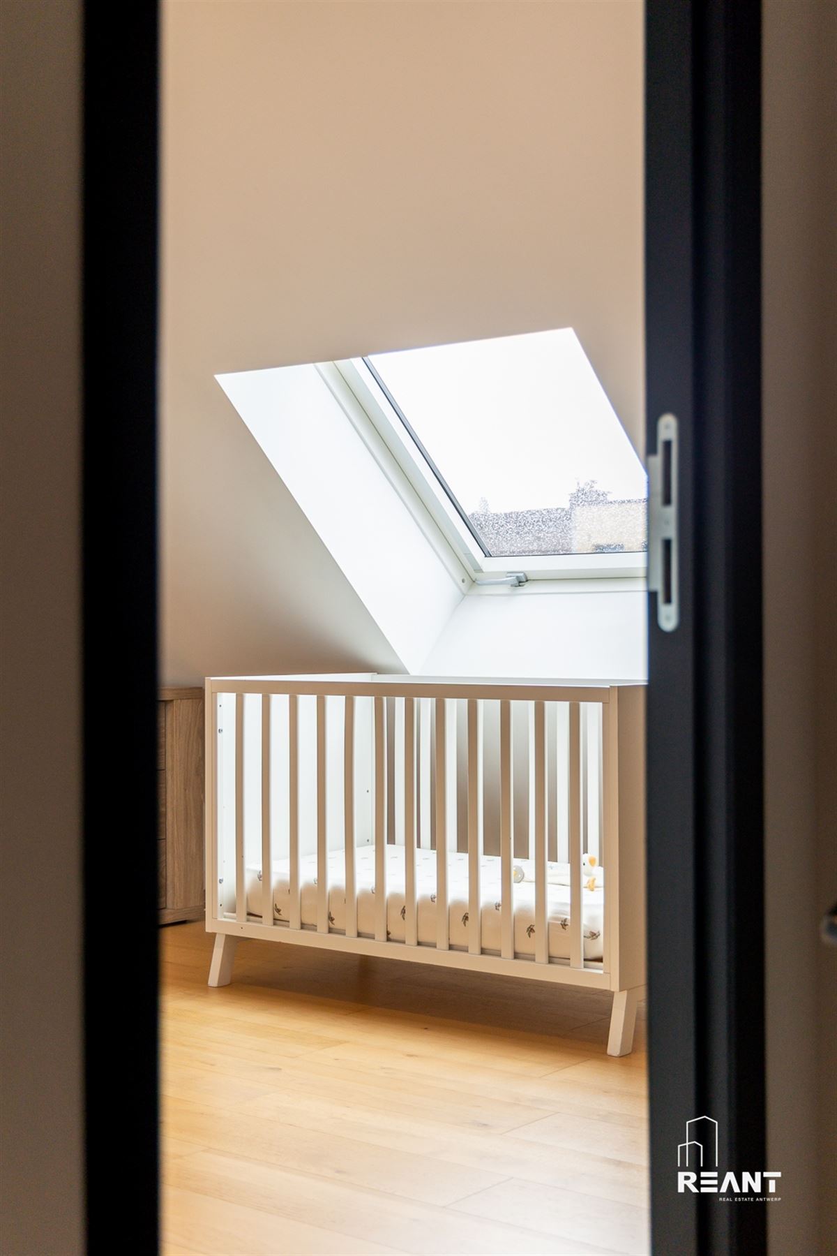 Gezinswoning met 4 Slaapkamers, Oprit en Zonnige Tuin