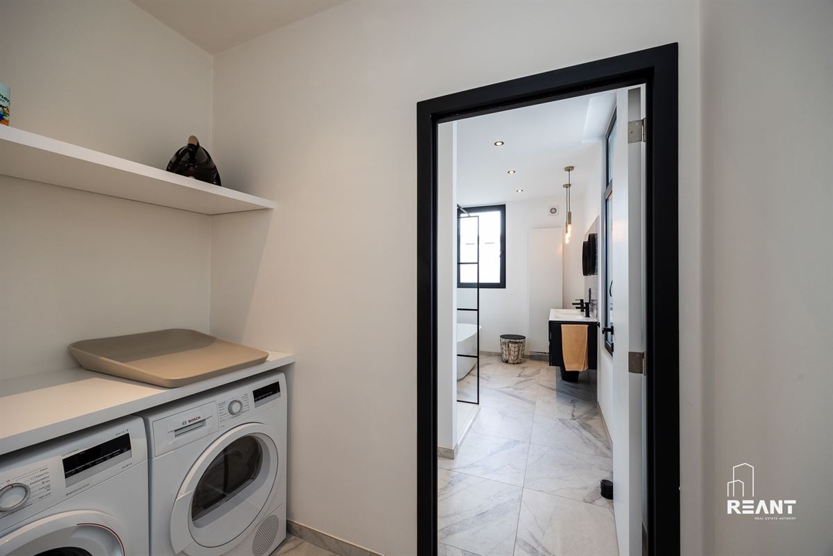 Gezinswoning met 4 Slaapkamers, Oprit en Zonnige Tuin