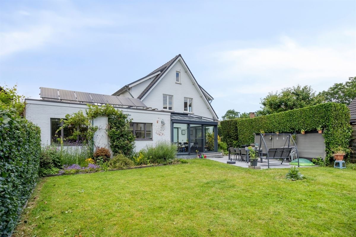 Villa op gegeerde ligging met zuidgericht perceel