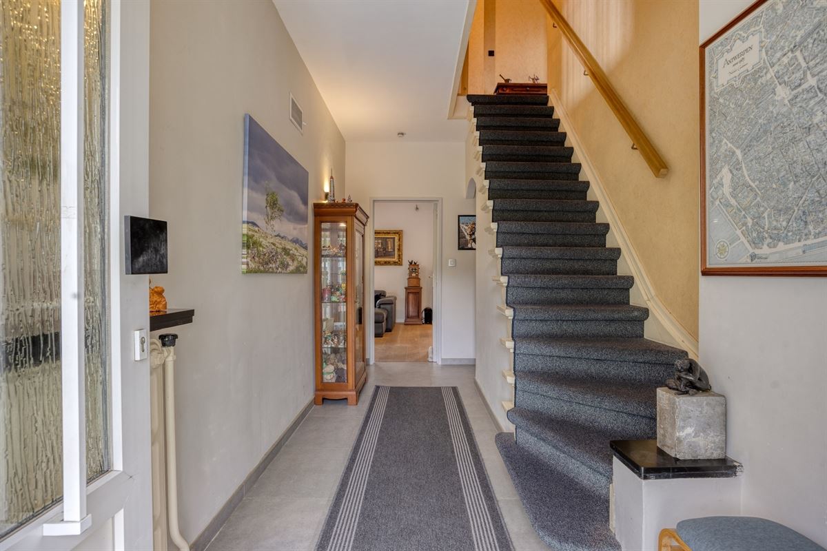 Villa op gegeerde ligging met zuidgericht perceel