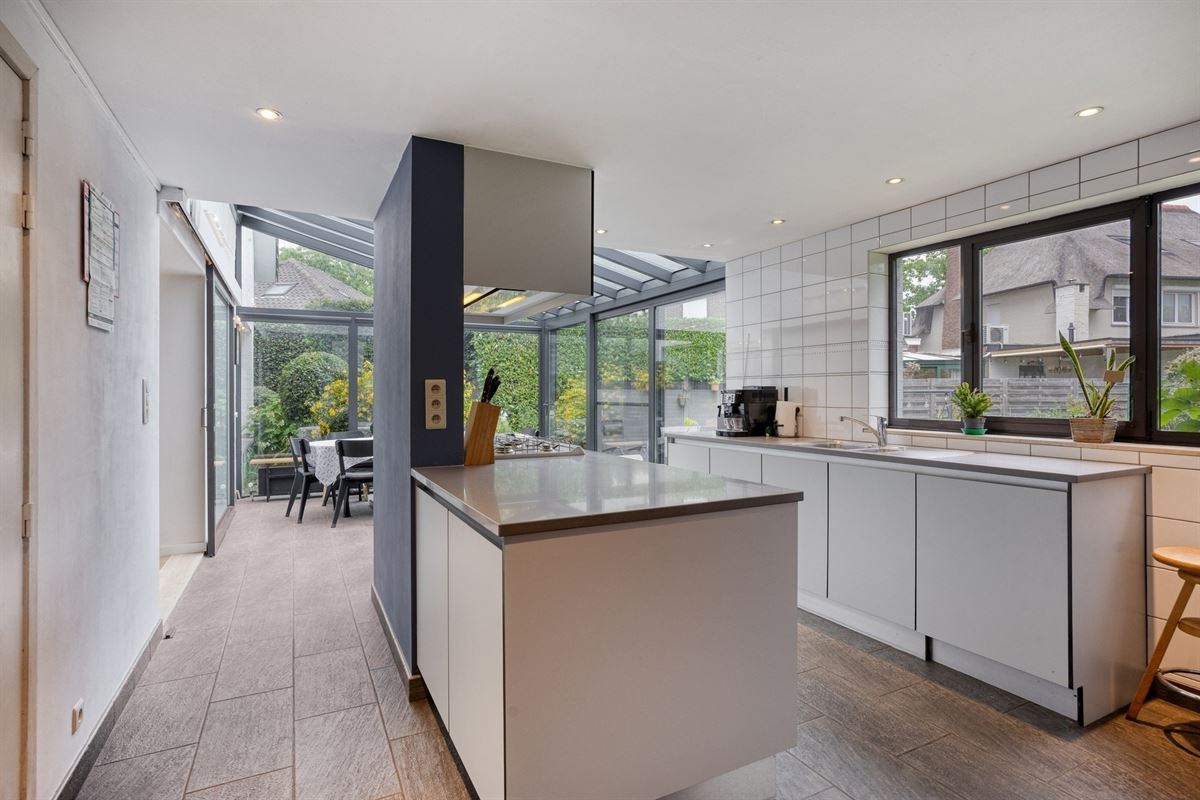 Villa op gegeerde ligging met zuidgericht perceel