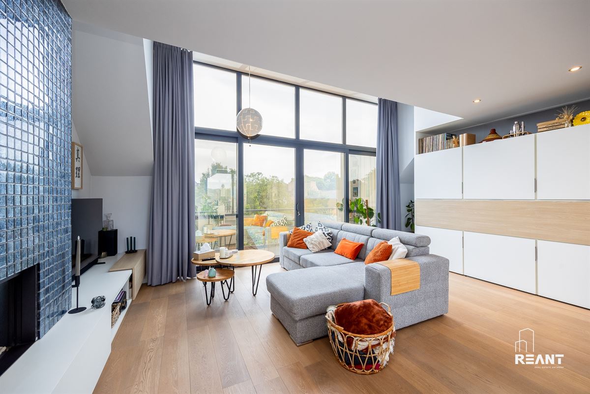 Lichtrijk duplexappartement met mezzanine en ruim terras.