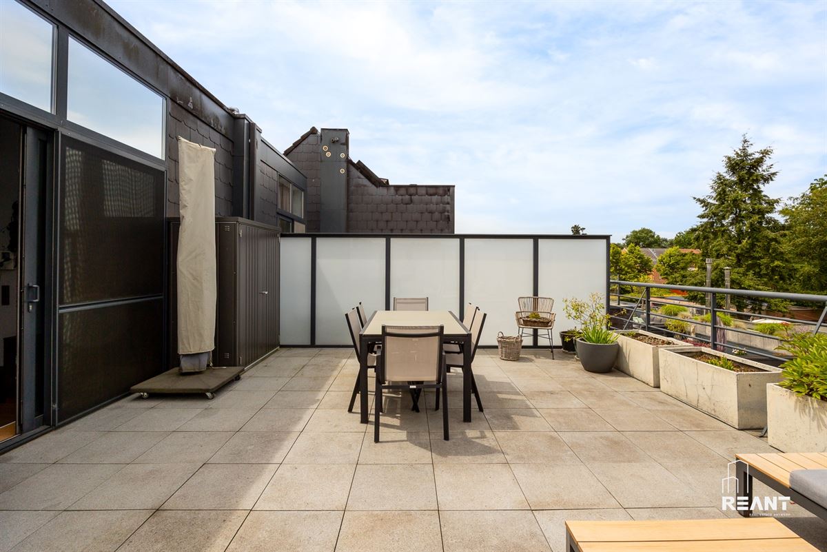Lichtrijk duplexappartement met mezzanine en ruim terras.