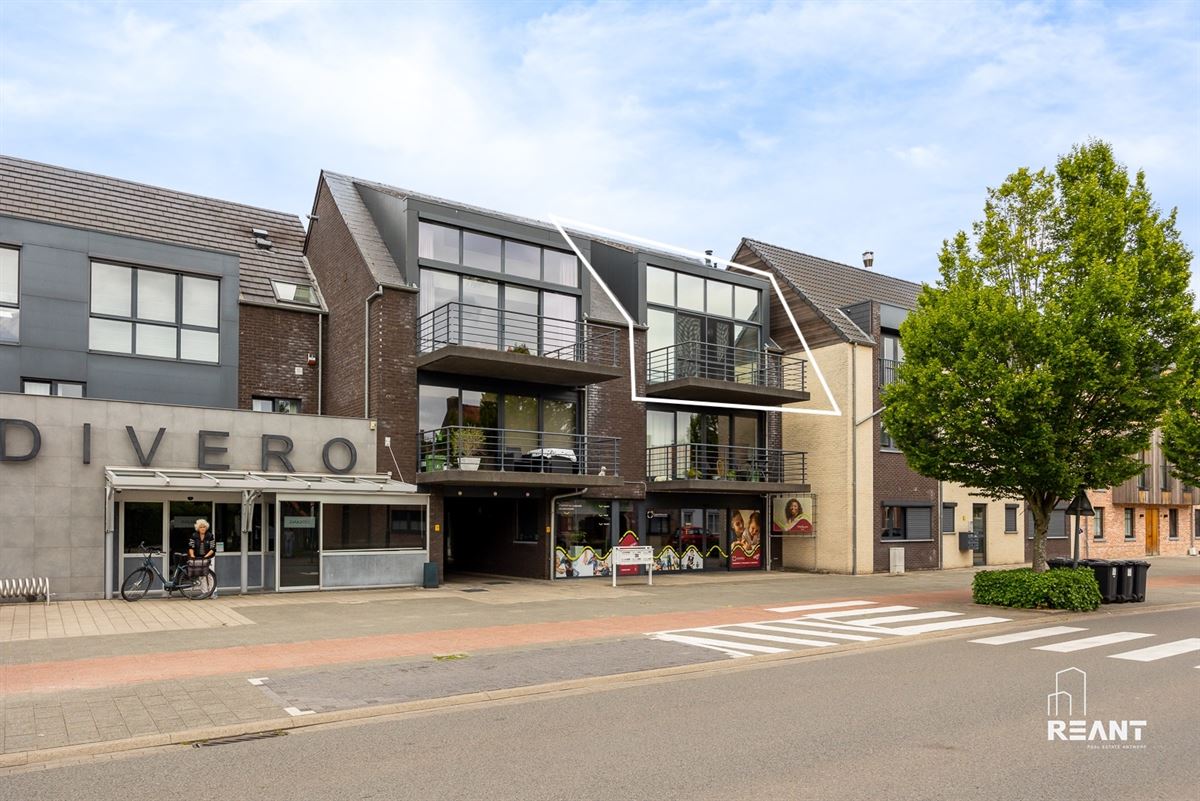 Lichtrijk duplexappartement met mezzanine en ruim terras.