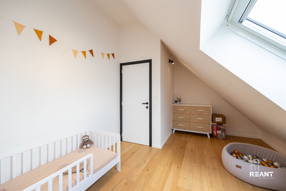 Gezinswoning met 4 Slaapkamers, Oprit en Zonnige Tuin