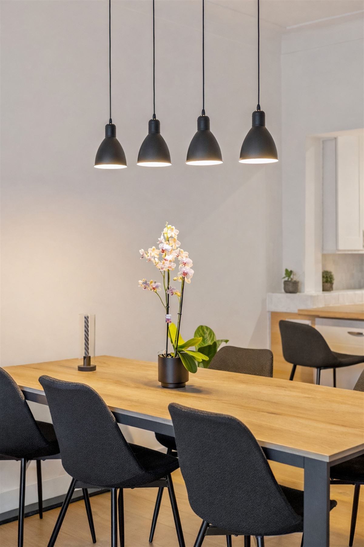 Instapklaar en Lichtrijk Appartement op de Tweede Verdieping