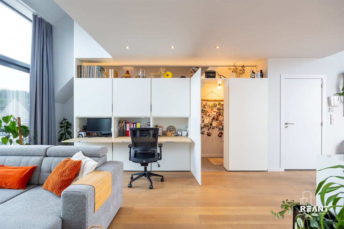 Lichtrijk duplexappartement met mezzanine en ruim terras.