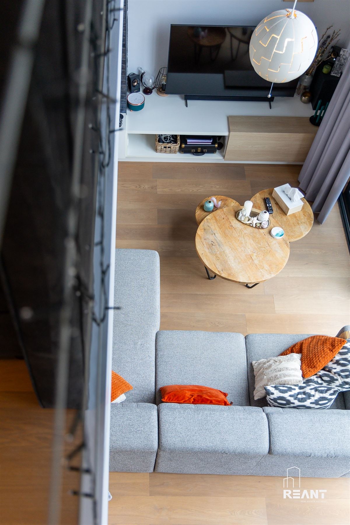 Lichtrijk duplexappartement met mezzanine en ruim terras.