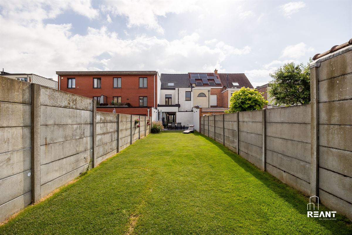 Gezinswoning met 4 Slaapkamers, Oprit en Zonnige Tuin