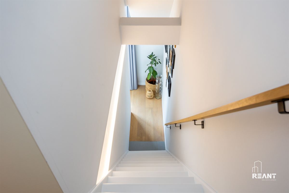 Lichtrijk duplexappartement met mezzanine en ruim terras.