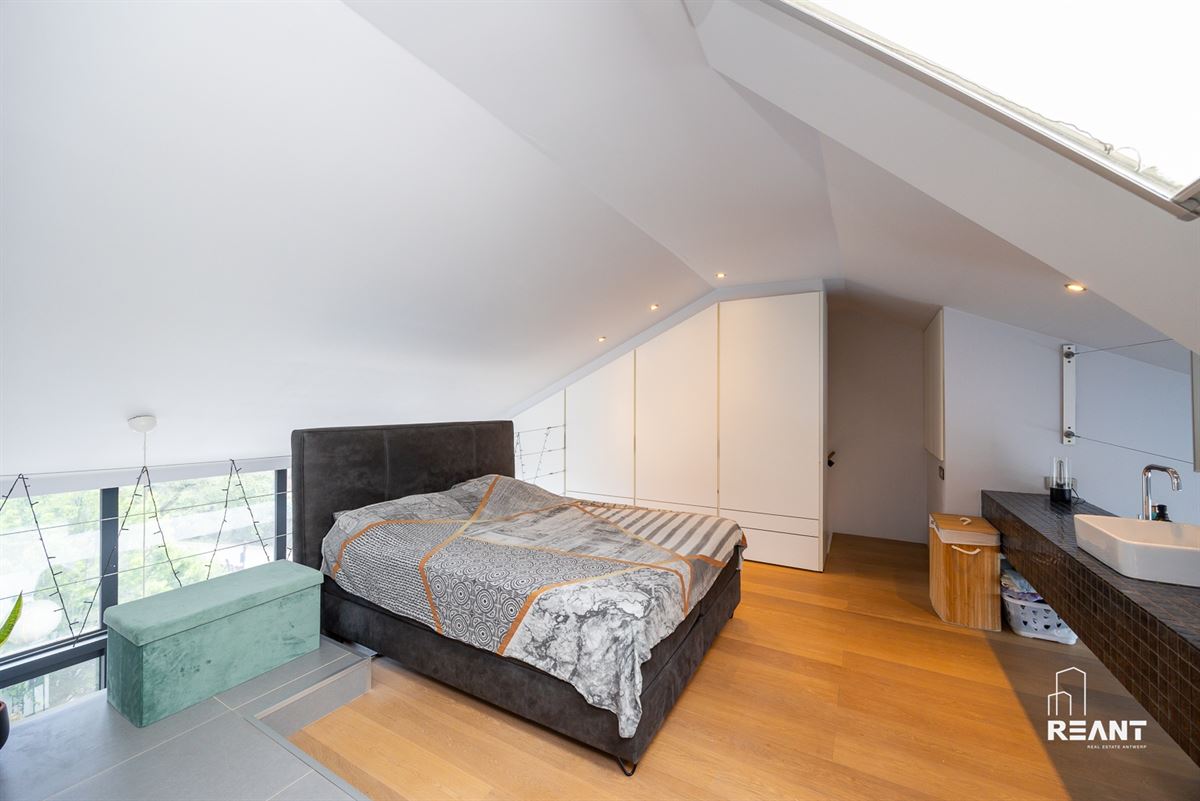 Lichtrijk duplexappartement met mezzanine en ruim terras.