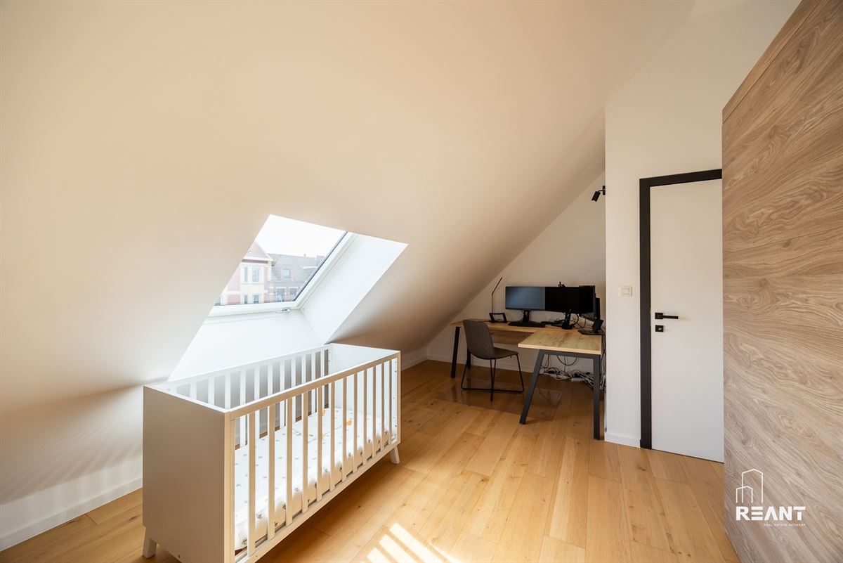 Gezinswoning met 4 Slaapkamers, Oprit en Zonnige Tuin