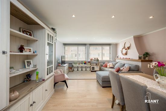 Lichtrijk en praktisch ingedeeld appartement met terras.