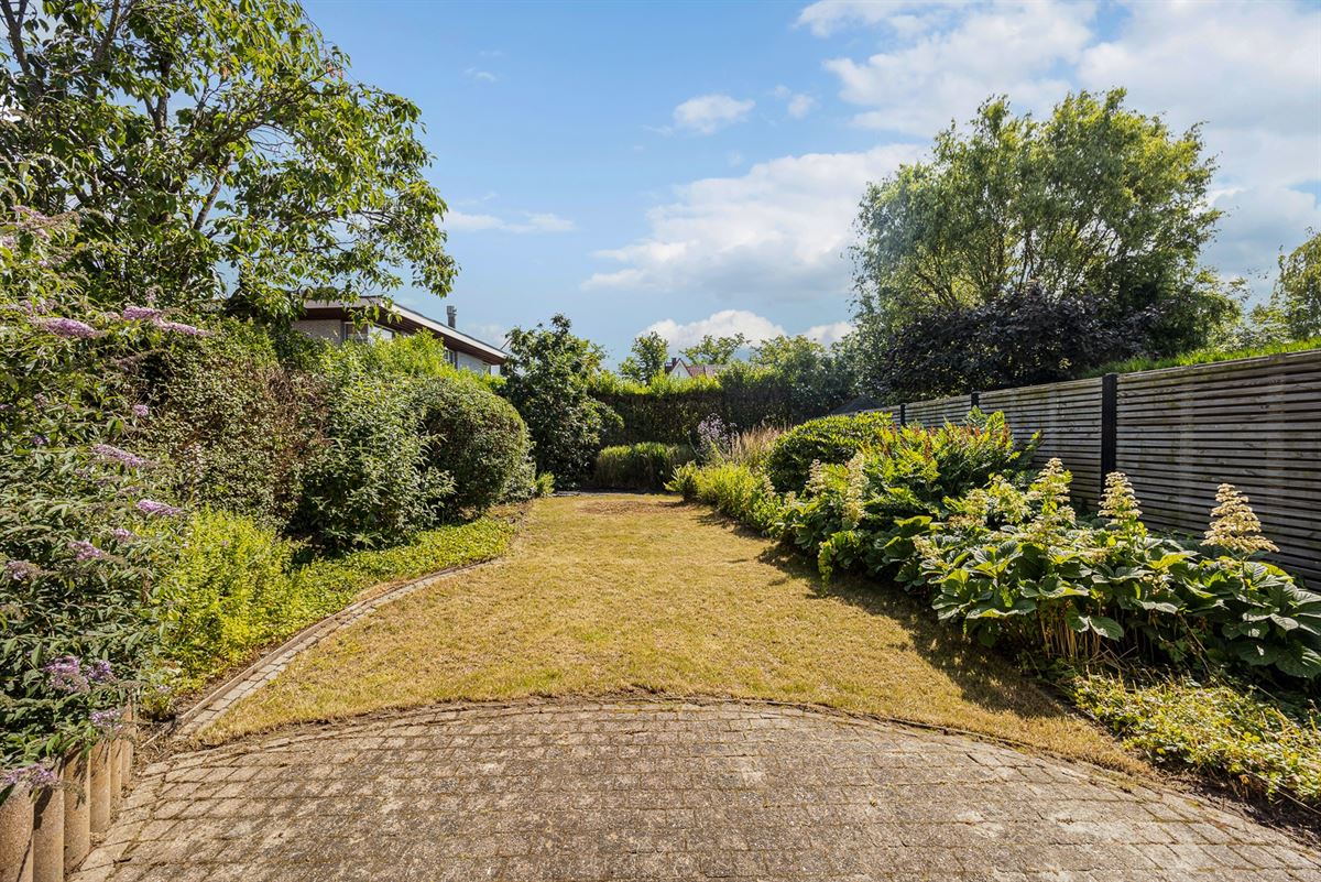 Halfopen woning met garage in de Molenvelwijk