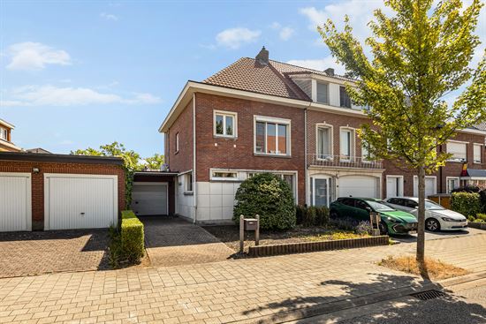 Halfopen woning met garage in de Molenvelwijk