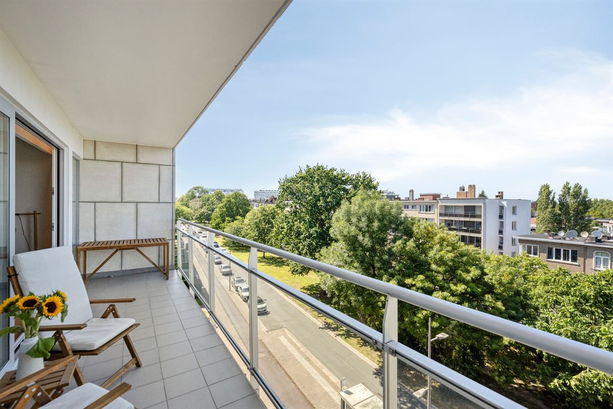 Uitzonderlijk lichtrijk dakappartement met 3 slaapkamers + P