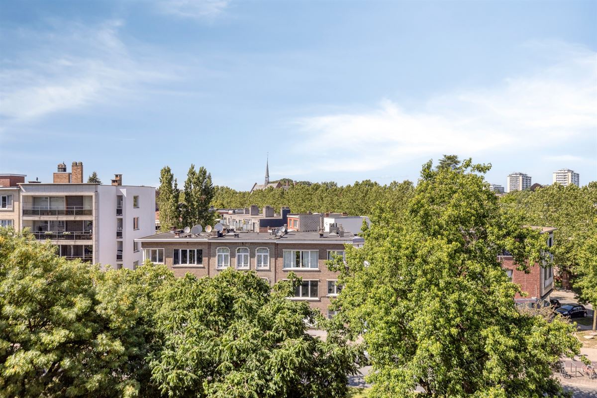 Uitzonderlijk lichtrijk dakappartement met 3 slaapkamers + P