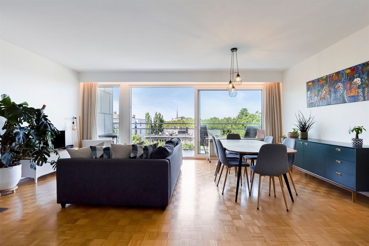 Uitzonderlijk lichtrijk dakappartement met 3 slaapkamers + P